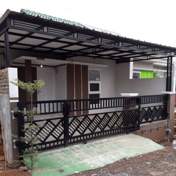Pagar Hitam dengan Rumah Greige